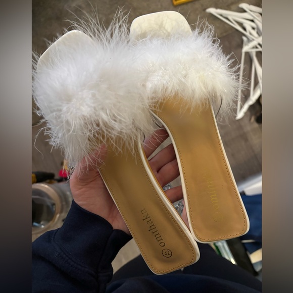 Fluffy white heels - Picture 2 of 4